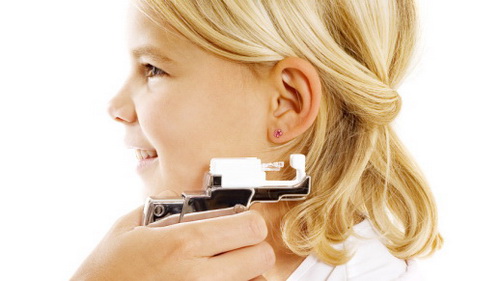 Хотите проколоть уши ребенку?